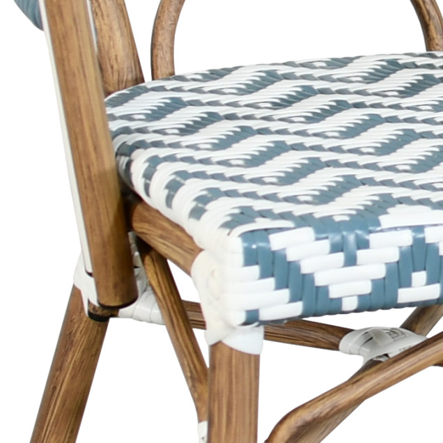 VANY-fauteuil van aluminium en rotan, met blauw-witte nylonvlechtwerk